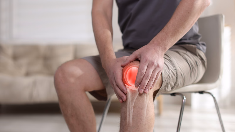 Bác sĩ thực hiện lấy mẫu máu xét nghiệm giúp chẩn đoán nguyên nhân gây đau viêm khớp