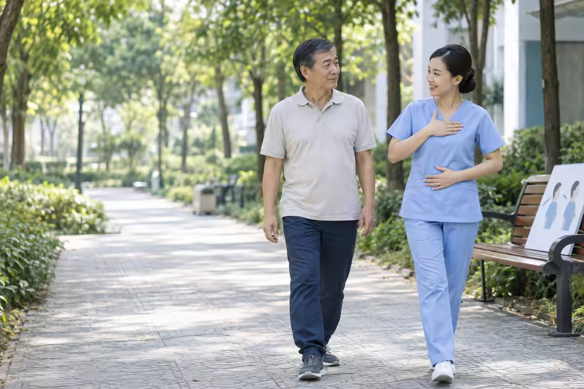 Người bệnh đi bộ nhẹ nhàng và tập thở cùng điều dưỡng hô hấp