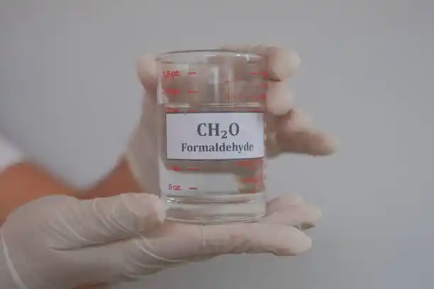 Dung dịch formaldehyde trong cốc thủy tinh