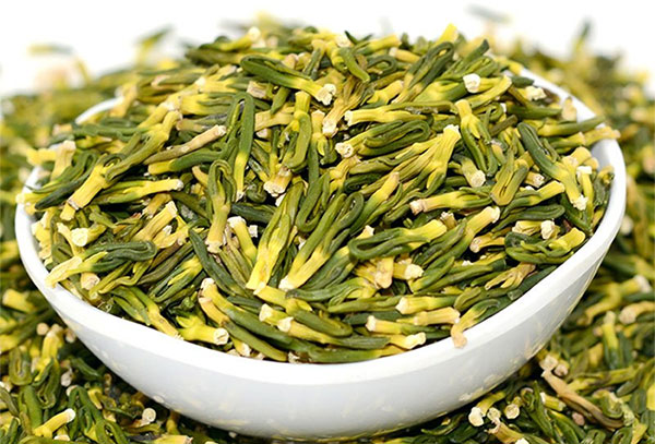 Hình ảnh tâm sen khô được đựng trong bát trắng
