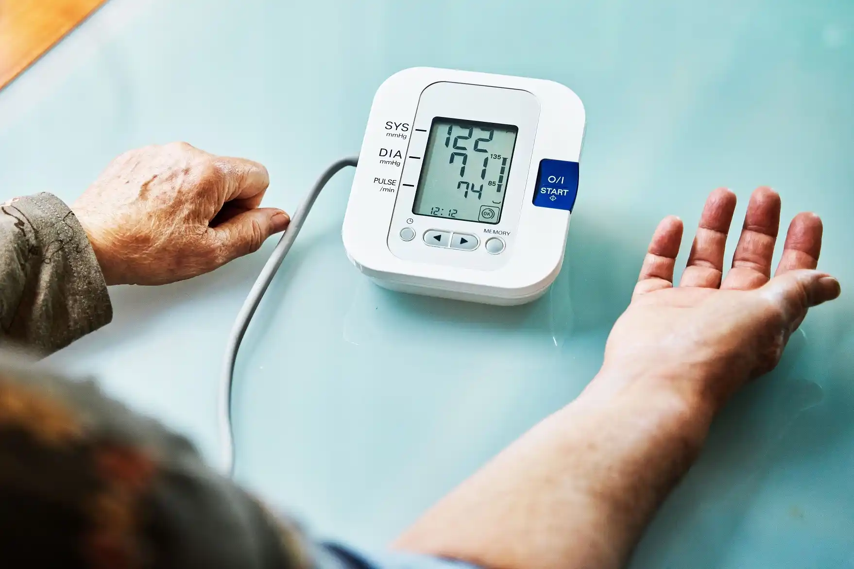Người cao tuổi đang tự đo huyết áp tại nhà để theo dõi sức khỏe