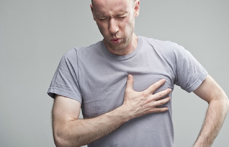 Người đàn ông có biểu hiện đau tức ngực