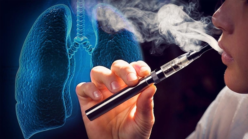 Người đang sử dụng thuốc lá điện tử